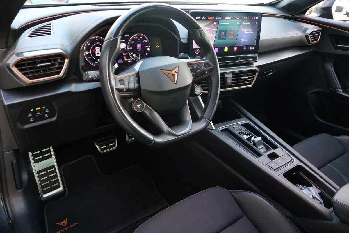 1.4 VZ Copper Edition 245PK | 1e Eigenaar | Dealer Onderh. | BTW | Cupra knop | Sfeer | 360Cam | Winterpack | Matrix LED | Camera | Elek klep | ACC | Climate | Carplay | 1 Laadkabel | Donker