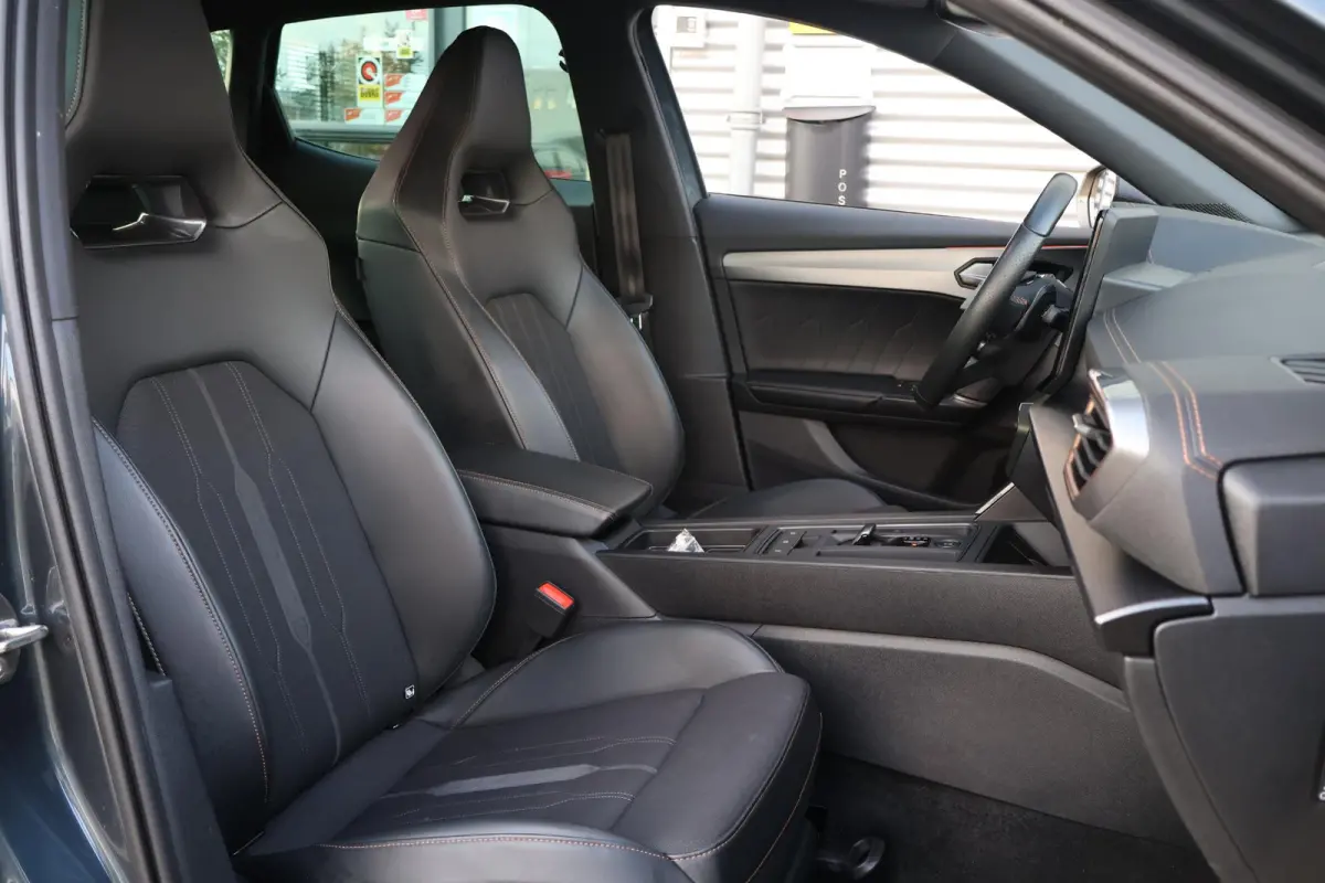 1.4 VZ Copper Edition 245PK | 1e Eigenaar | Dealer Onderh. | BTW | Cupra knop | Sfeer | 360Cam | Winterpack | Matrix LED | Camera | Elek klep | ACC | Climate | Carplay | 1 Laadkabel | Donker
