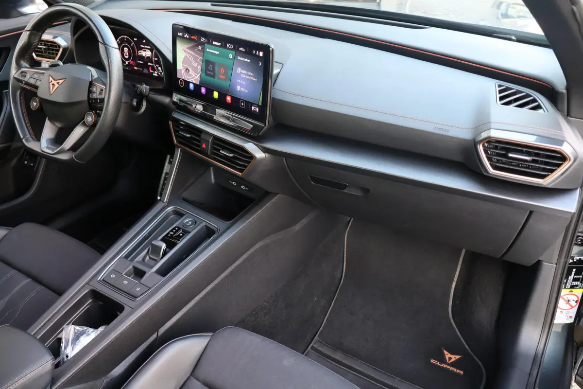 1.4 VZ Copper Edition 245PK | 1e Eigenaar | Dealer Onderh. | BTW | Cupra knop | Sfeer | 360Cam | Winterpack | Matrix LED | Camera | Elek klep | ACC | Climate | Carplay | 1 Laadkabel | Donker