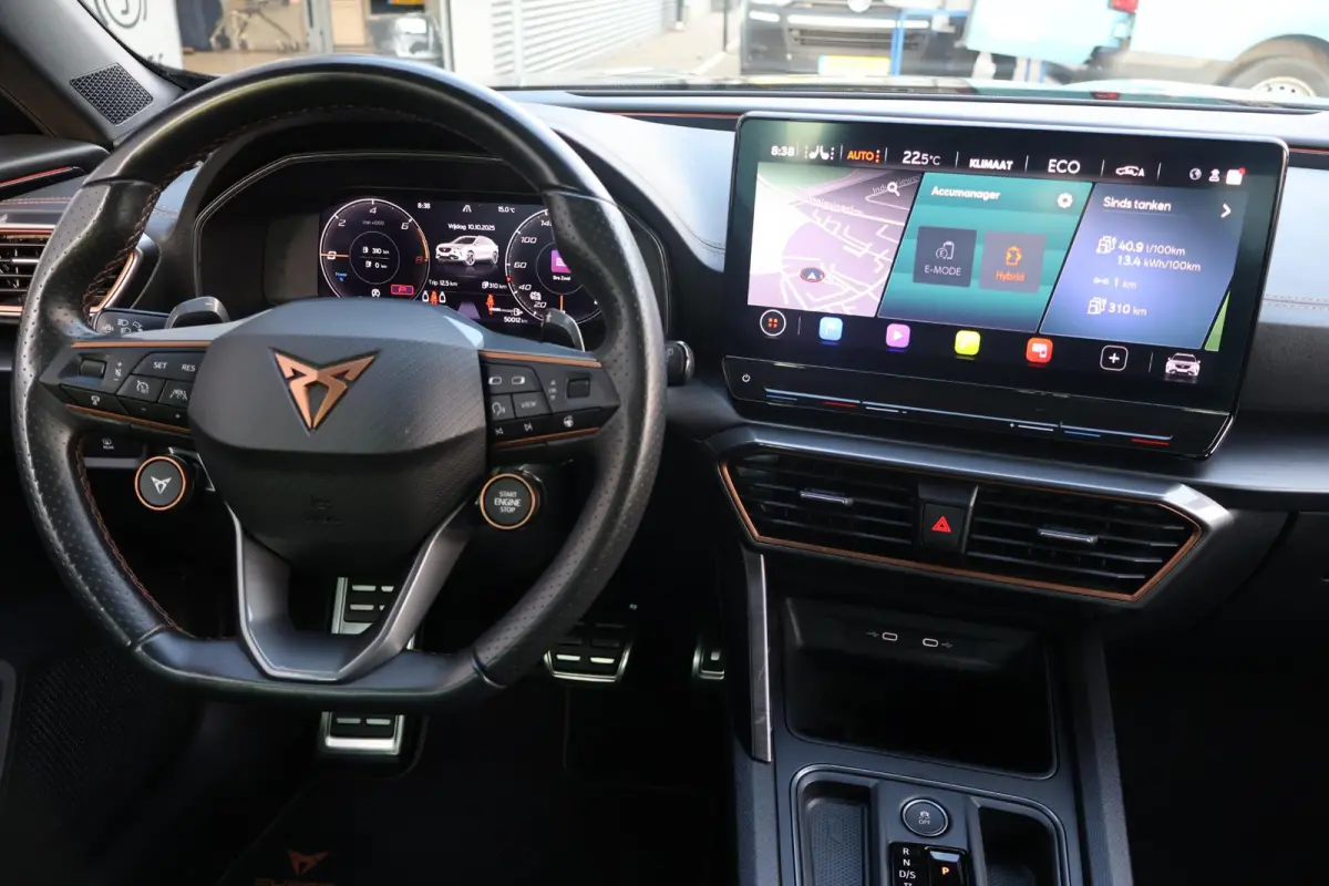 1.4 VZ Copper Edition 245PK | 1e Eigenaar | Dealer Onderh. | BTW | Cupra knop | Sfeer | 360Cam | Winterpack | Matrix LED | Camera | Elek klep | ACC | Climate | Carplay | 1 Laadkabel | Donker