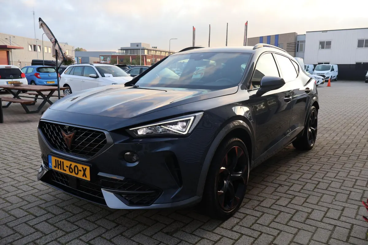 1.4 VZ Copper Edition 245PK | 1e Eigenaar | Dealer Onderh. | BTW | Cupra knop | Sfeer | 360Cam | Winterpack | Matrix LED | Camera | Elek klep | ACC | Climate | Carplay | 1 Laadkabel | Donker