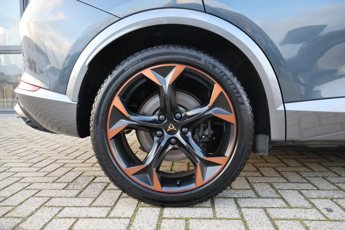 1.4 VZ Copper Edition 245PK | 1e Eigenaar | Dealer Onderh. | BTW | Cupra knop | Sfeer | 360Cam | Winterpack | Matrix LED | Camera | Elek klep | ACC | Climate | Carplay | 1 Laadkabel | Donker