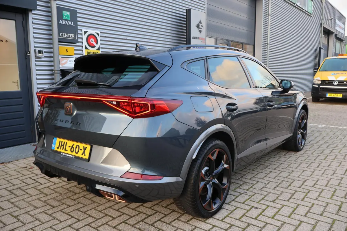 1.4 VZ Copper Edition 245PK | 1e Eigenaar | Dealer Onderh. | BTW | Cupra knop | Sfeer | 360Cam | Winterpack | Matrix LED | Camera | Elek klep | ACC | Climate | Carplay | 1 Laadkabel | Donker