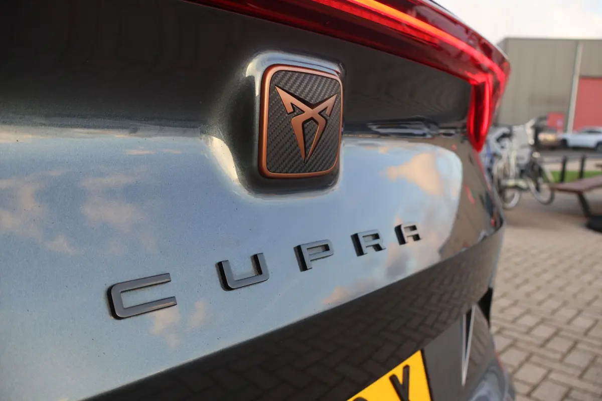 1.4 VZ Copper Edition 245PK | 1e Eigenaar | Dealer Onderh. | BTW | Cupra knop | Sfeer | 360Cam | Winterpack | Matrix LED | Camera | Elek klep | ACC | Climate | Carplay | 1 Laadkabel | Donker