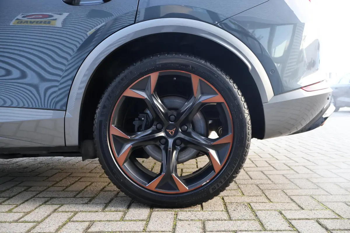 1.4 VZ Copper Edition 245PK | 1e Eigenaar | Dealer Onderh. | BTW | Cupra knop | Sfeer | 360Cam | Winterpack | Matrix LED | Camera | Elek klep | ACC | Climate | Carplay | 1 Laadkabel | Donker