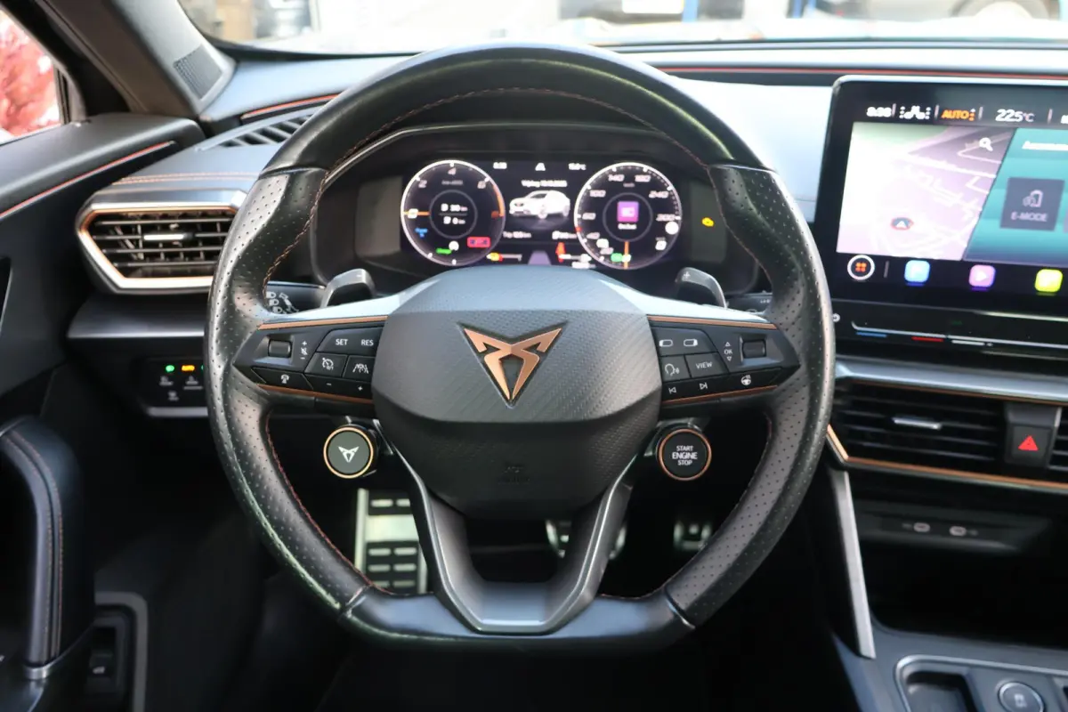 1.4 VZ Copper Edition 245PK | 1e Eigenaar | Dealer Onderh. | BTW | Cupra knop | Sfeer | 360Cam | Winterpack | Matrix LED | Camera | Elek klep | ACC | Climate | Carplay | 1 Laadkabel | Donker