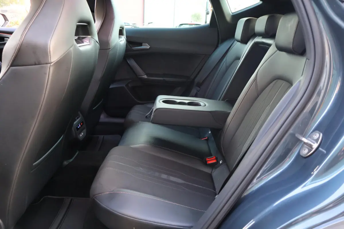 1.4 VZ Copper Edition 245PK | 1e Eigenaar | Dealer Onderh. | BTW | Cupra knop | Sfeer | 360Cam | Winterpack | Matrix LED | Camera | Elek klep | ACC | Climate | Carplay | 1 Laadkabel | Donker