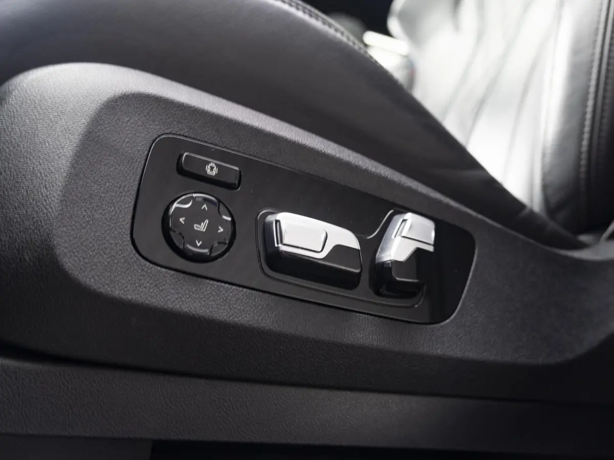 M60i xDrive | M Sportpakket Pro | Comfort Pack | 6-persoons | Bowers & Wilkins | Comfort Access | Soft-Close | Sky Lounge | Massagefunctie | 23'' |