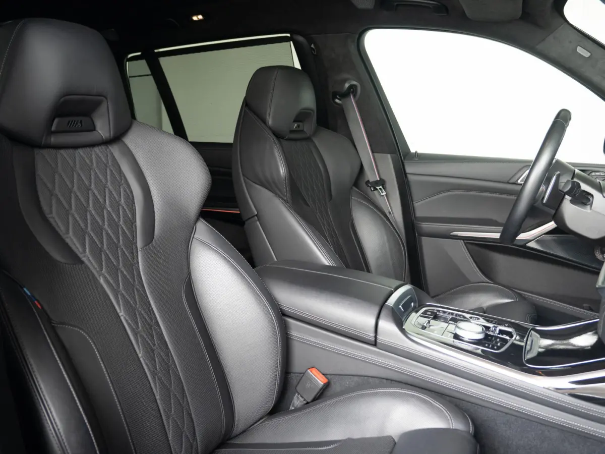 M60i xDrive | M Sportpakket Pro | Comfort Pack | 6-persoons | Bowers & Wilkins | Comfort Access | Soft-Close | Sky Lounge | Massagefunctie | 23'' |