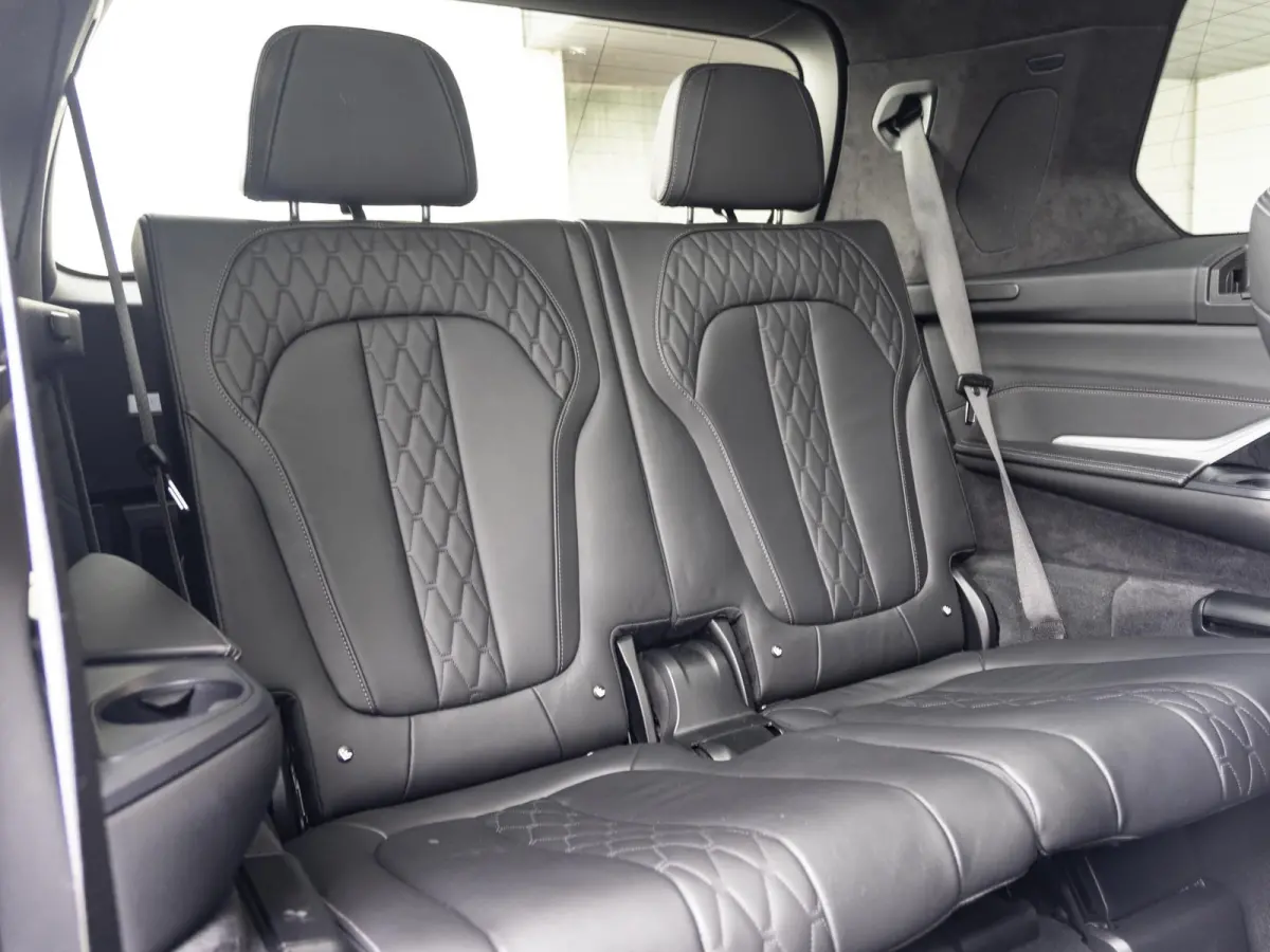M60i xDrive | M Sportpakket Pro | Comfort Pack | 6-persoons | Bowers & Wilkins | Comfort Access | Soft-Close | Sky Lounge | Massagefunctie | 23'' |