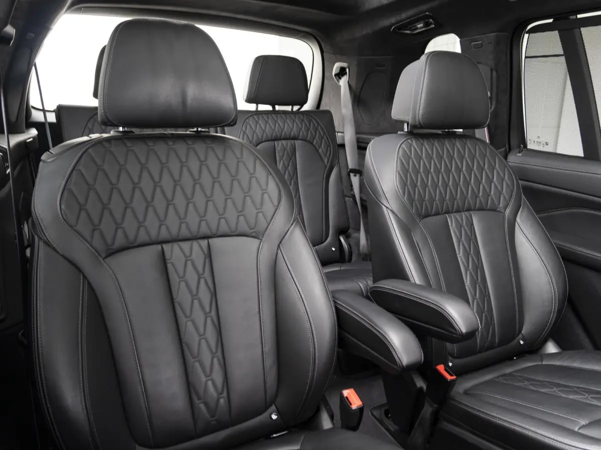 M60i xDrive | M Sportpakket Pro | Comfort Pack | 6-persoons | Bowers & Wilkins | Comfort Access | Soft-Close | Sky Lounge | Massagefunctie | 23'' |