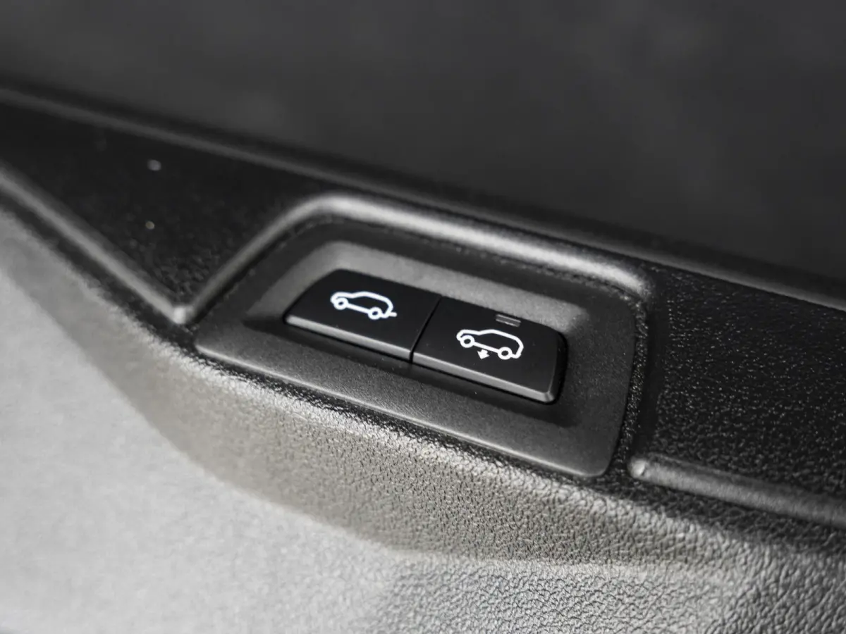 M60i xDrive | M Sportpakket Pro | Comfort Pack | 6-persoons | Bowers & Wilkins | Comfort Access | Soft-Close | Sky Lounge | Massagefunctie | 23'' |
