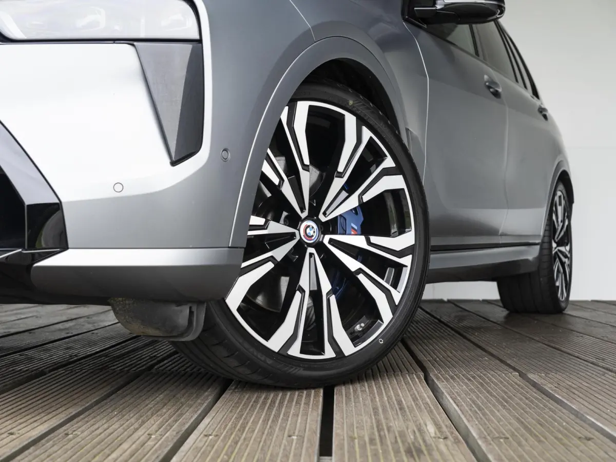 M60i xDrive | M Sportpakket Pro | Comfort Pack | 6-persoons | Bowers & Wilkins | Comfort Access | Soft-Close | Sky Lounge | Massagefunctie | 23'' |