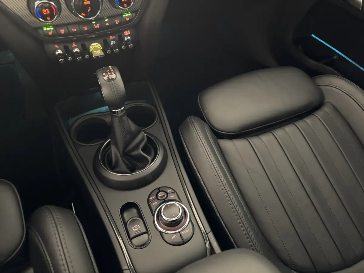 Cooper ALL4 MINI Yours Adaptive cruise Leder Panoramadak, Harman Kardon Head up Memory seats Adaptive Cruise