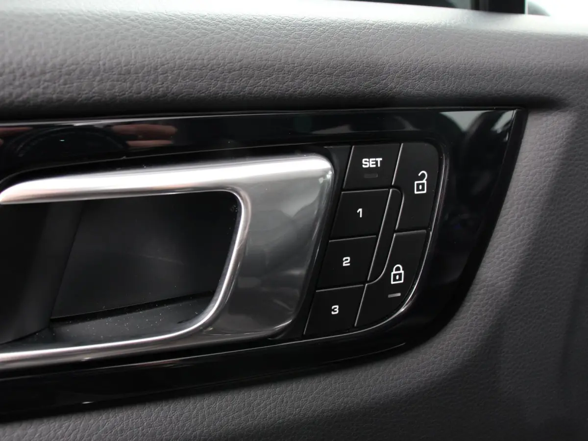 3.0 E-Hybrid 476pk Platinum Edition Leder Panorama dak Luchtvering Comfortstoelen Electrische Navigatie Climate Control Cruise control Lichtmetalen velgen Apple Carplay/ Android Auto