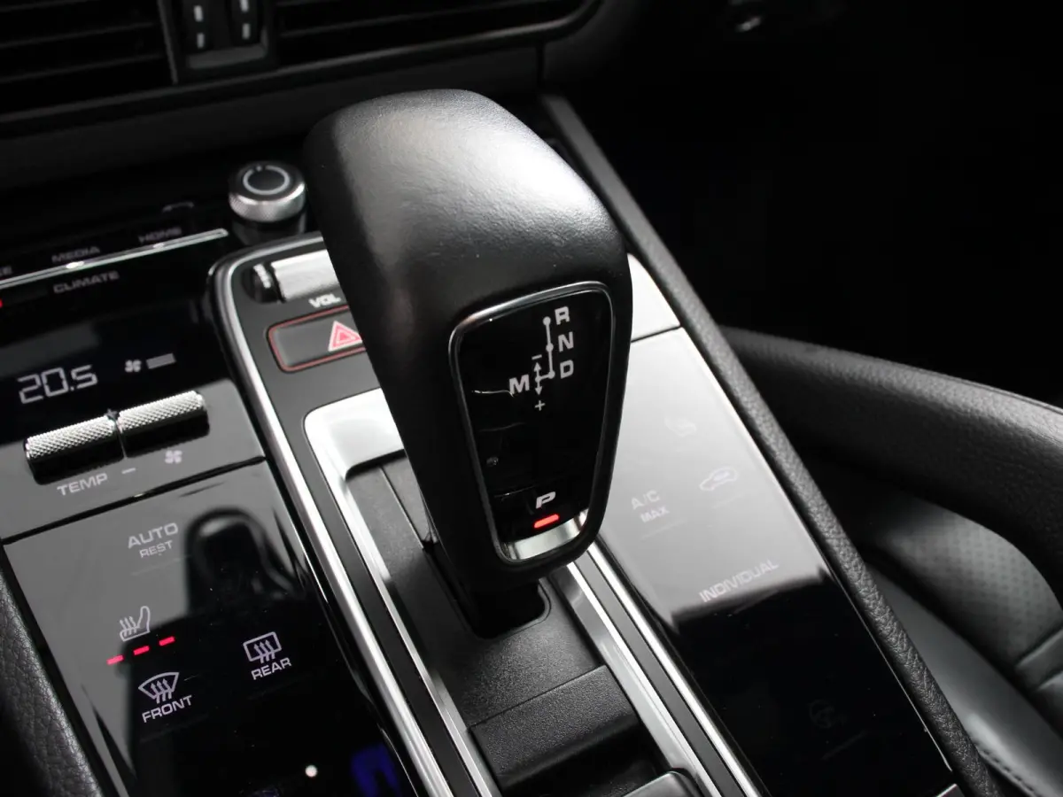 3.0 E-Hybrid 476pk Platinum Edition Leder Panorama dak Luchtvering Comfortstoelen Electrische Navigatie Climate Control Cruise control Lichtmetalen velgen Apple Carplay/ Android Auto
