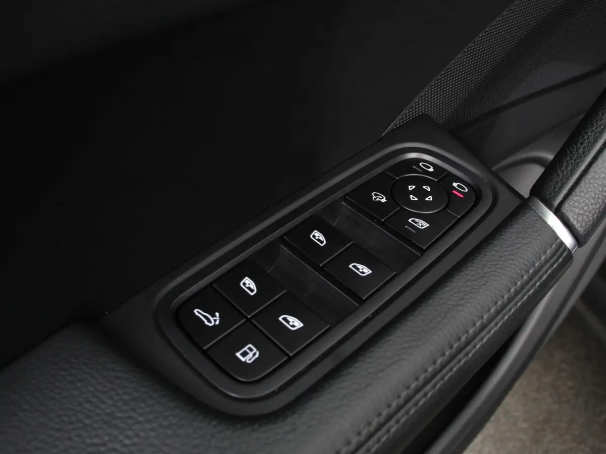 3.0 E-Hybrid 476pk Platinum Edition Leder Panorama dak Luchtvering Comfortstoelen Electrische Navigatie Climate Control Cruise control Lichtmetalen velgen Apple Carplay/ Android Auto