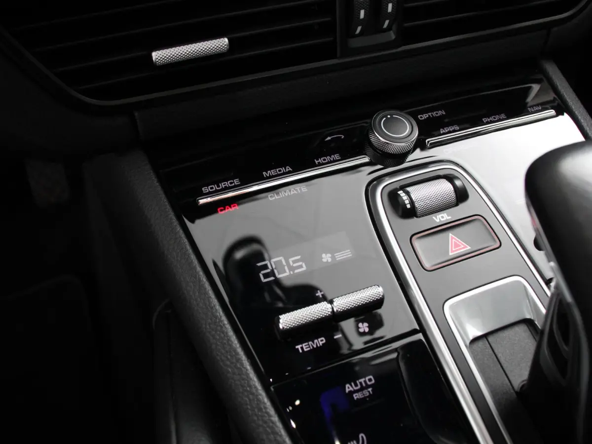 3.0 E-Hybrid 476pk Platinum Edition Leder Panorama dak Luchtvering Comfortstoelen Electrische Navigatie Climate Control Cruise control Lichtmetalen velgen Apple Carplay/ Android Auto
