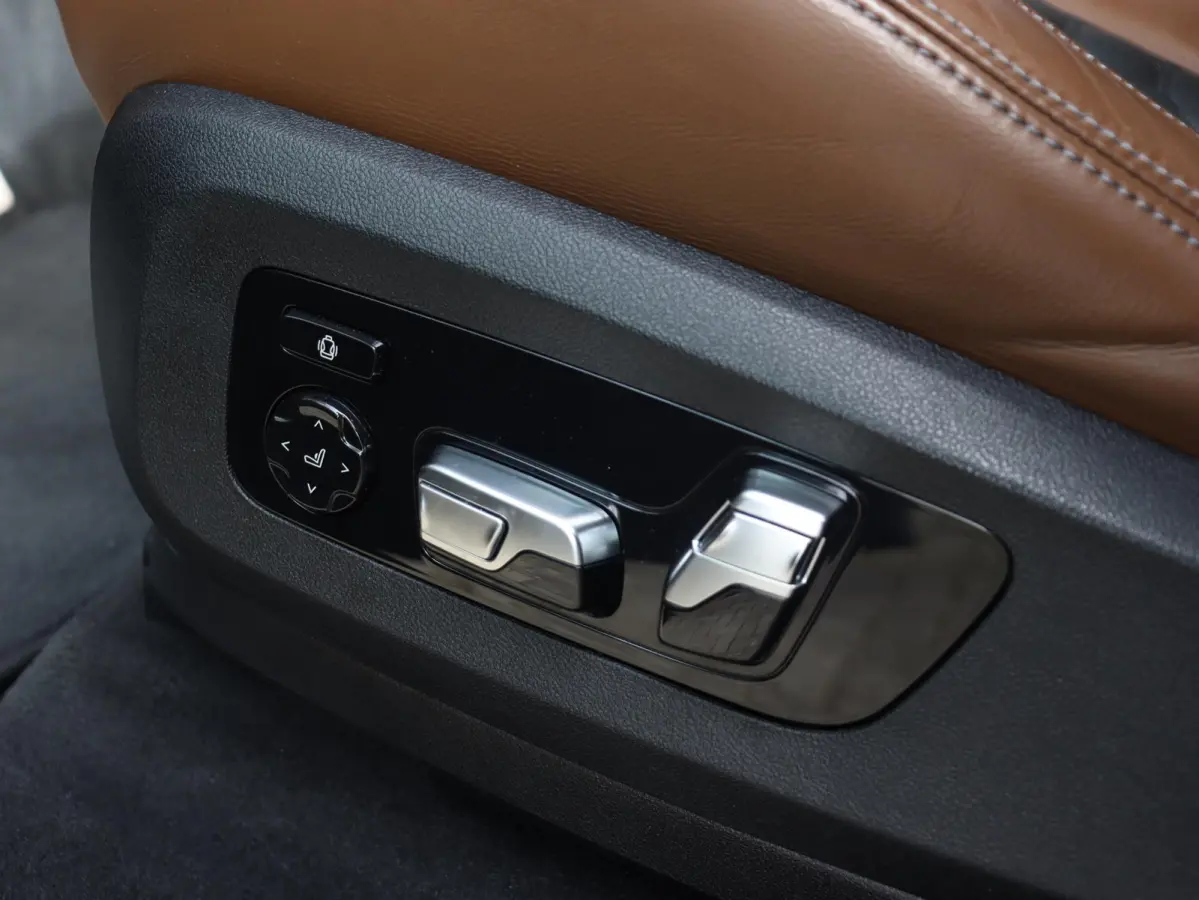 M Competition | Bowers & Wilkins | Driving Assistant Prof. | Panodak | Drivers Package | Parking Assistant Plus | Soft Close | Carbon | 21'' & 22'' LMV |