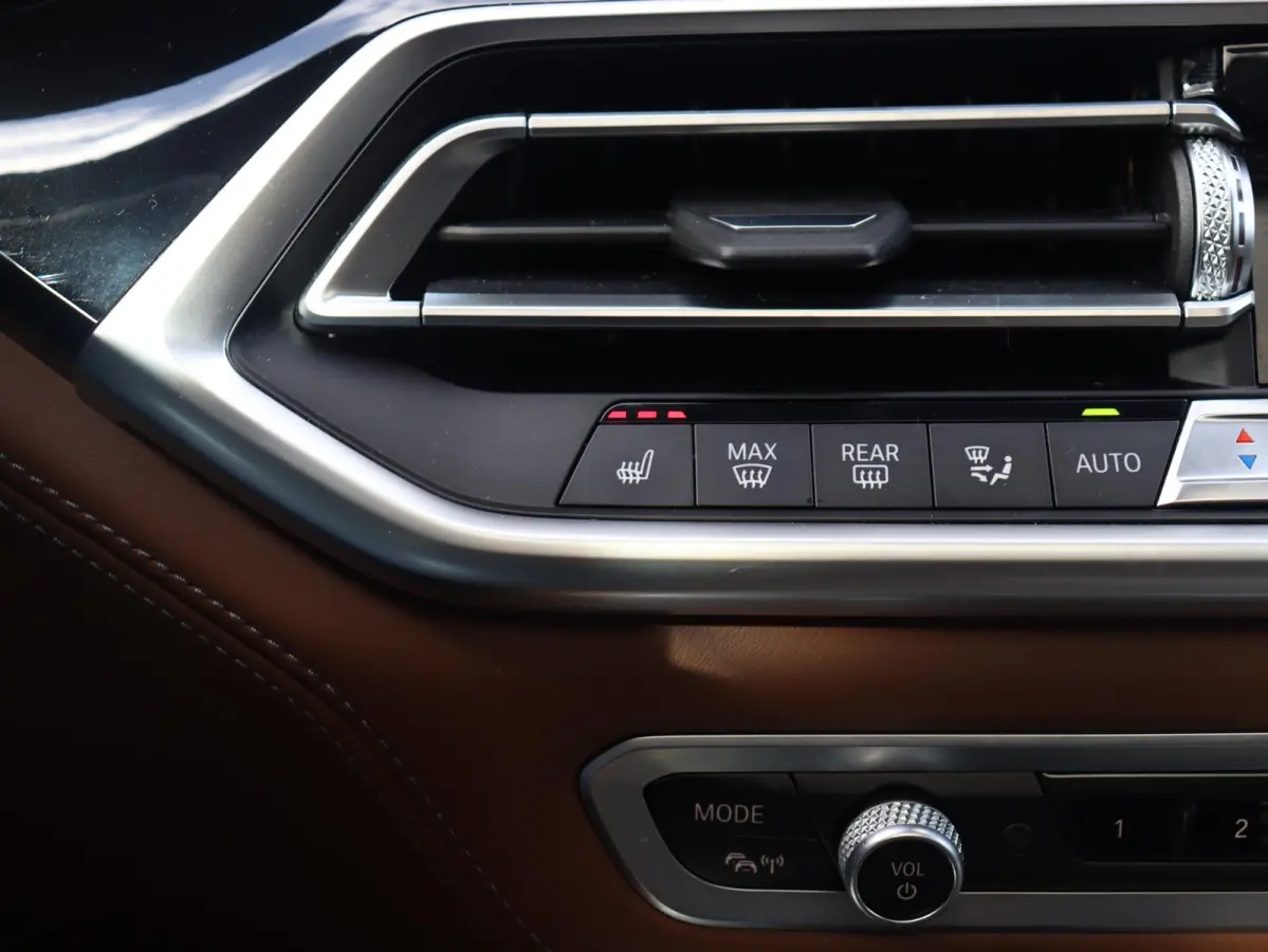 M Competition | Bowers & Wilkins | Driving Assistant Prof. | Panodak | Drivers Package | Parking Assistant Plus | Soft Close | Carbon | 21'' & 22'' LMV |
