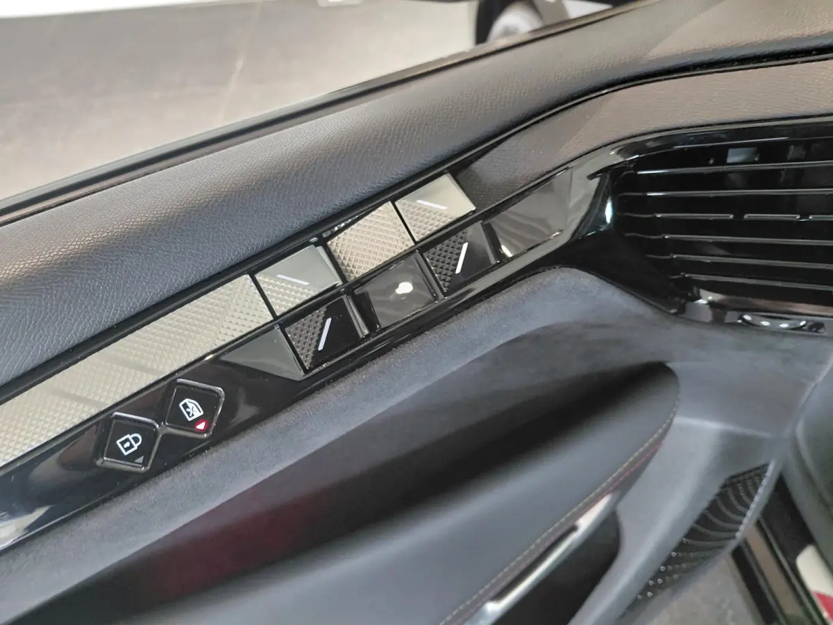 1.2 PureTech Performance Line | Camera | 18" Lichtmetalen velgen | Zwart leder | Memory seats