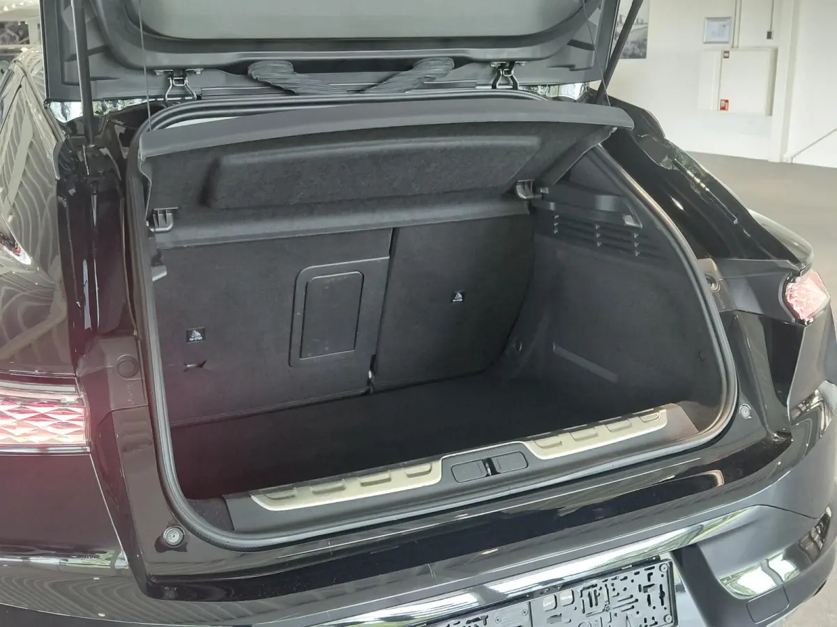 1.2 PureTech Performance Line | Camera | 18" Lichtmetalen velgen | Zwart leder | Memory seats