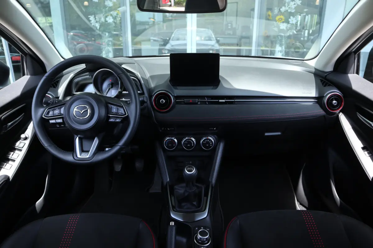 1.5 e-SkyActiv-G 90 Homura Aka Camera / Clima / Navi / Cruise / Head-up