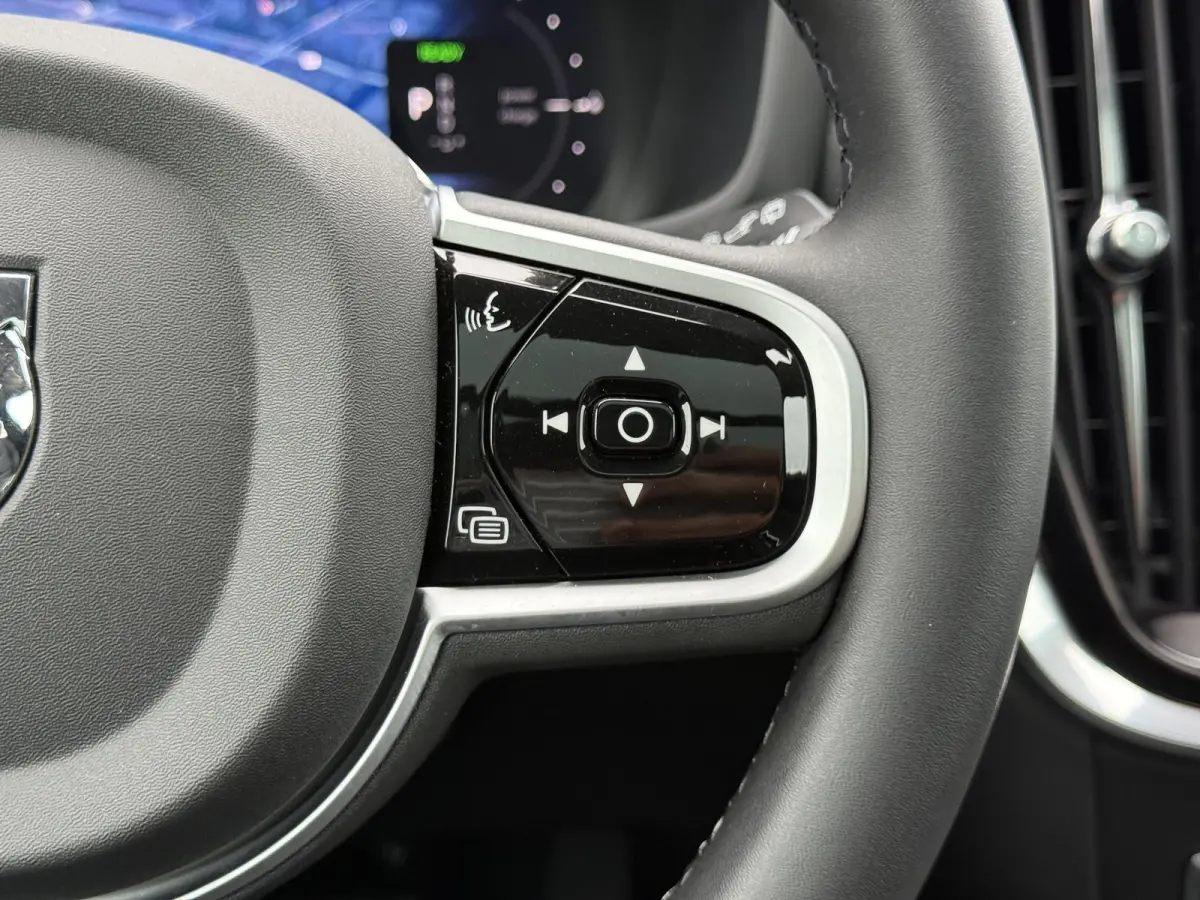 T6 Plug-in hybrid AWD Plus Dark | Panoramadak | Harman/Kardon | Stoel/Stuur Verwarming | Donker Glas