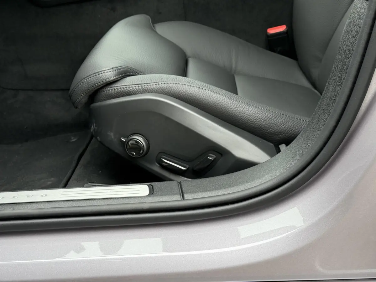 T6 Plug-in hybrid AWD Plus Dark | Panoramadak | Harman/Kardon | Stoel/Stuur Verwarming | Donker Glas