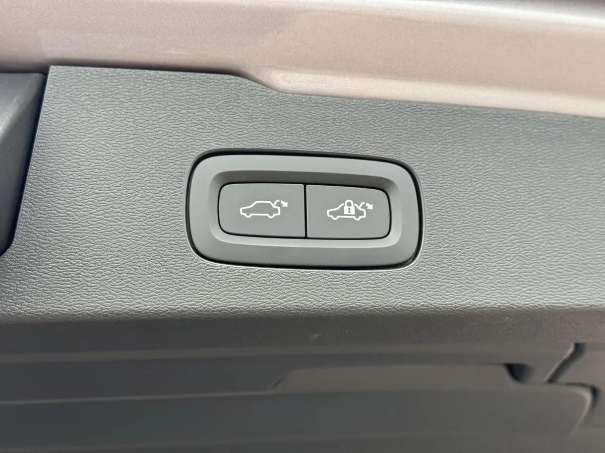 T6 Plug-in hybrid AWD Plus Dark | Panoramadak | Harman/Kardon | Stoel/Stuur Verwarming | Donker Glas