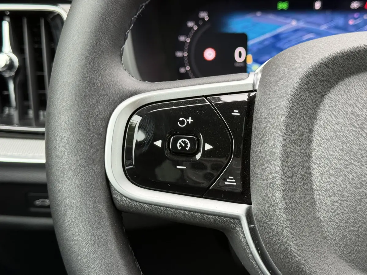 T6 Plug-in hybrid AWD Plus Dark | Panoramadak | Harman/Kardon | Stoel/Stuur Verwarming | Donker Glas