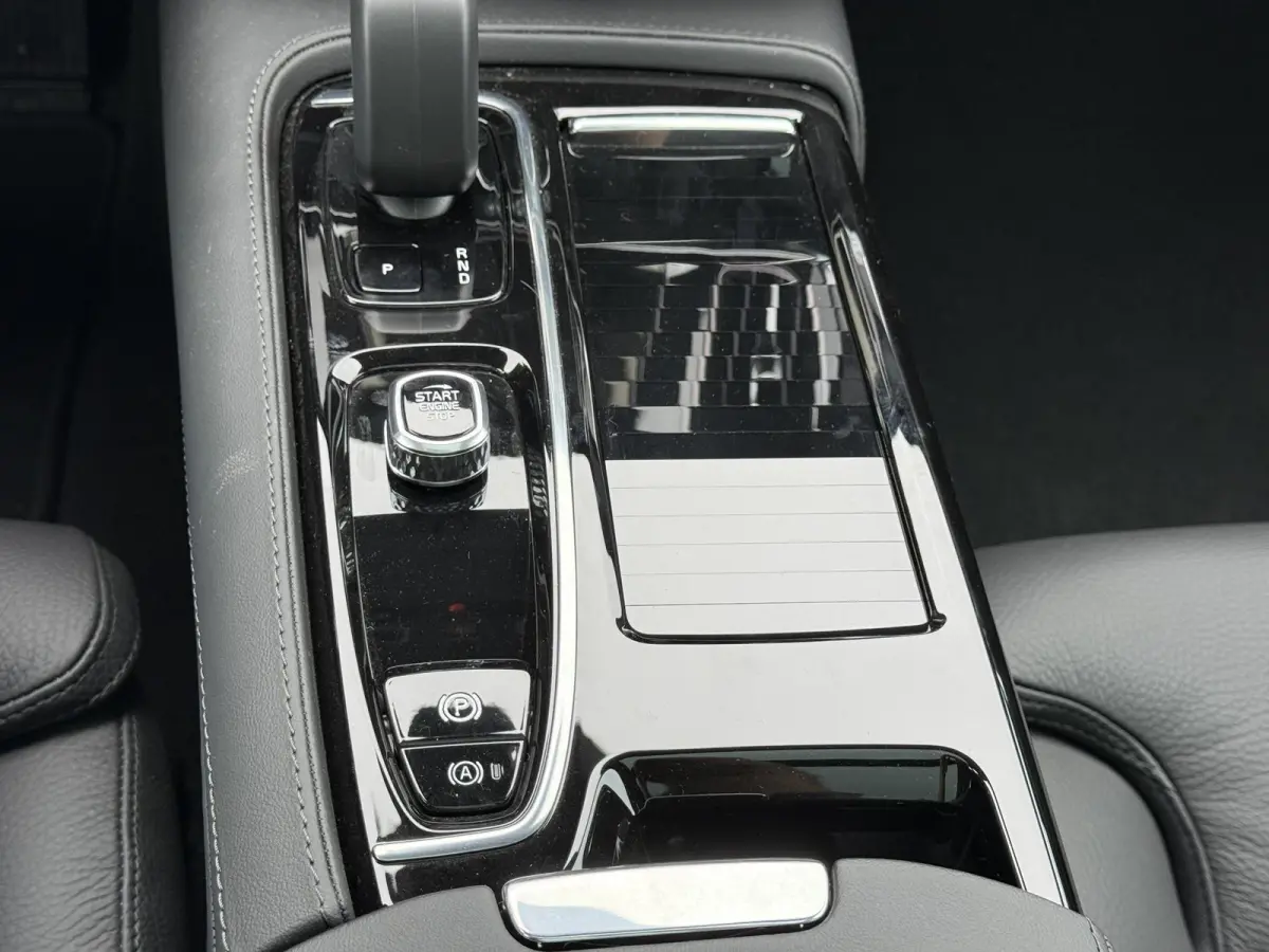 T6 Plug-in hybrid AWD Plus Dark | Panoramadak | Harman/Kardon | Stoel/Stuur Verwarming | Donker Glas