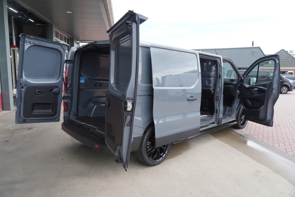 2.0 Blue dCi 130PK L2H1 Advance Schuifdeur L+R Black Edition Nr. V058 | Airco | Cruise | Navigatie | Camera | All season+ 20" LM Velgen