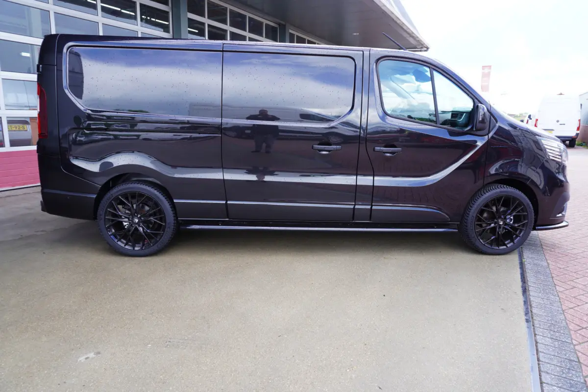 2.0 Blue dCi 170PK L2H1 Extra Black Edition Nr. V088 | Climate | Cruise | Navi | Camera | 20"LM velgen | All season
