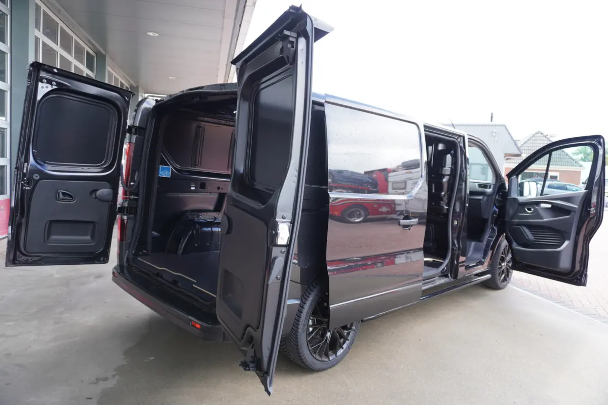 2.0 Blue dCi 170PK L2H1 Extra Black Edition Nr. V088 | Climate | Cruise | Navi | Camera | 20"LM velgen | All season