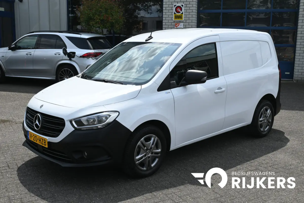 110 CDI L1 Pro 3 Zitplaatsen, MBUX, Stoelverwarming