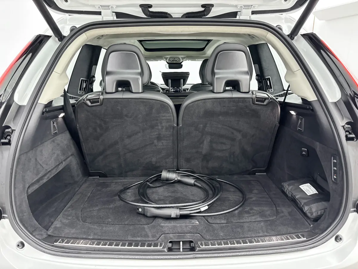 T8 Recharge Ultra Dark | 21" | Luchtvering | Geventileerd Nappa | Massagestoelen | Bowers & Wilkins | Trekhaak | Gelaagd Glas | Panoramadak | Head-up | 360 Camera