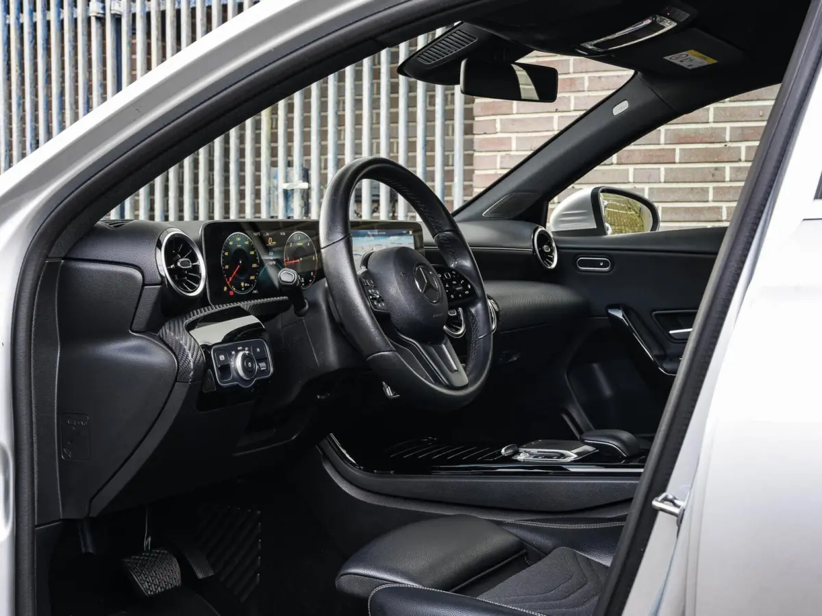 180 d Launch Edition Widescreen Camera Apple CarPlay Android Auto Navigatie Stoelverwarming