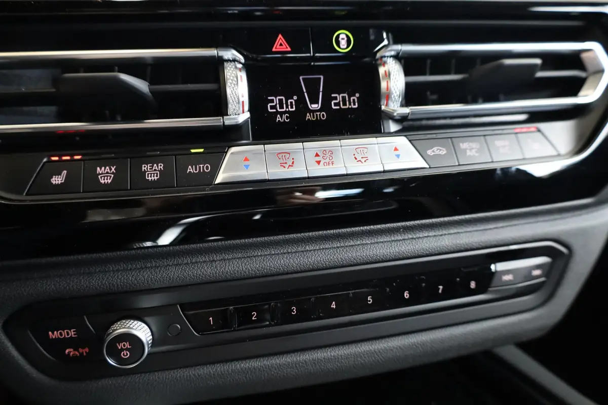 sDrive20i | Final Edition | Harman Kardon | Head-up Display