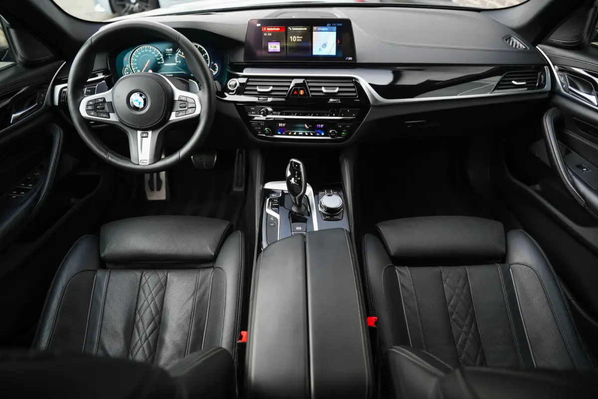 M550d 400pk xDrive High Executive M-Sportpakket /BTW-Auto/ Led-Koplamp/ Leder/ Sport-Stoelen/ Stoel.Verw/ Head-Up/ Keyless/ Harman&Kardon/ 360-Camera/ 20'' LMV