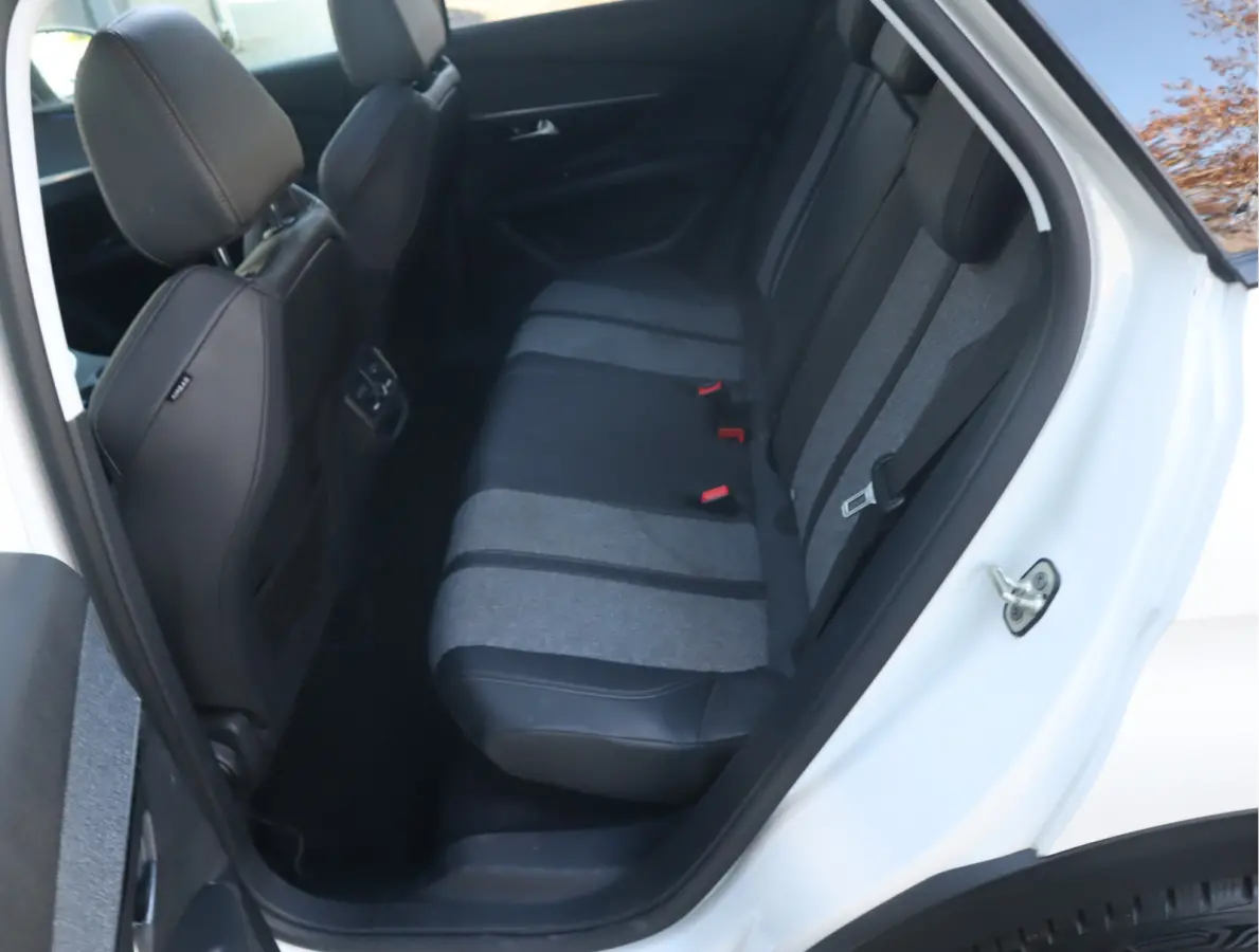 Allure Navi / Pano / Climate / Pdc Nieuwe D-riem/ All-season banden/ Keurige auto