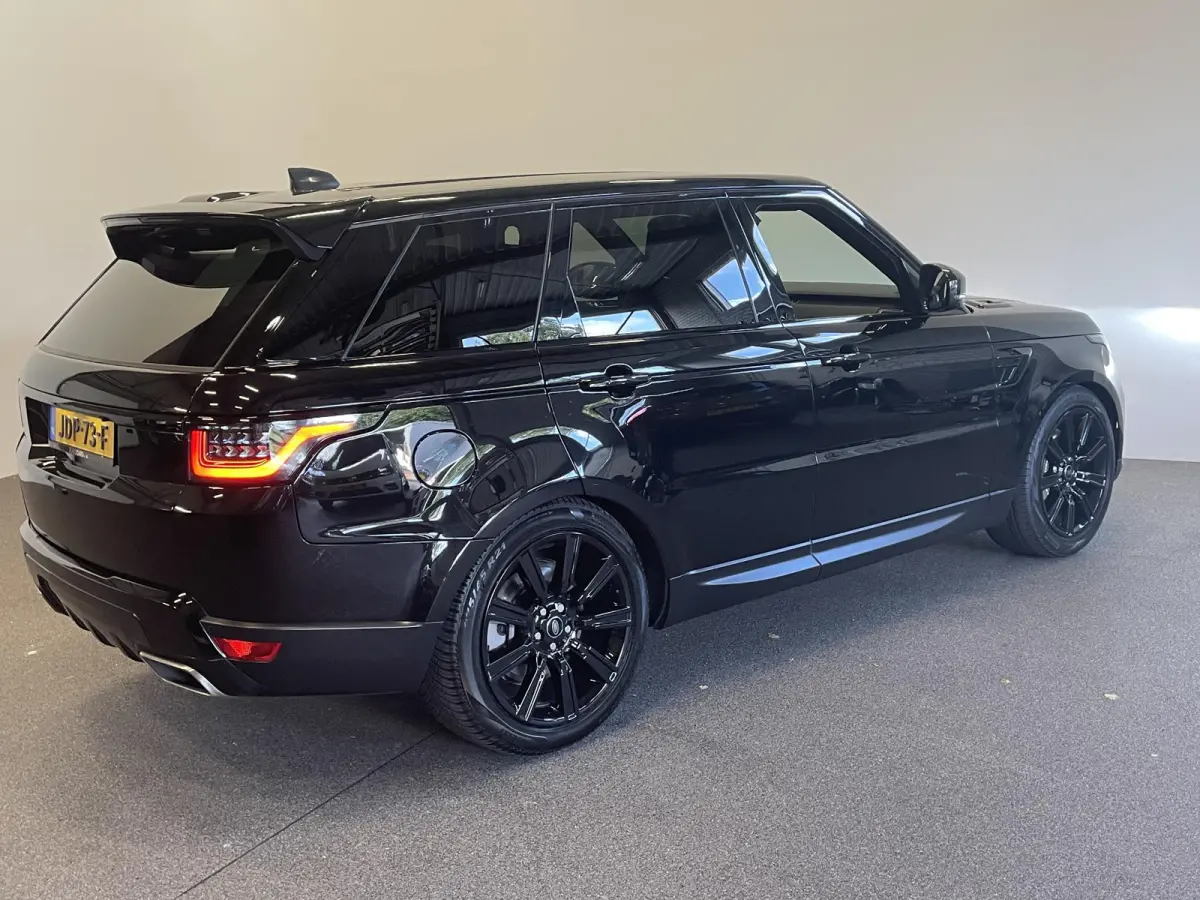 P400e SE Black Pack Navigatie Apple Carplay/Android Auto Camera Parkeersensoren Meridian Sound System LED koplampen Cruise Control 21"lichtmetalen velgen Climate Control  Getinte ramen