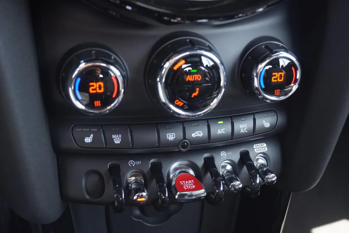 C | John Cooper Works Pakket | Comfort Access | MINI Yours Leder | Stoel & Stuurverwarming | Driving Assistant | Led-Koplampen