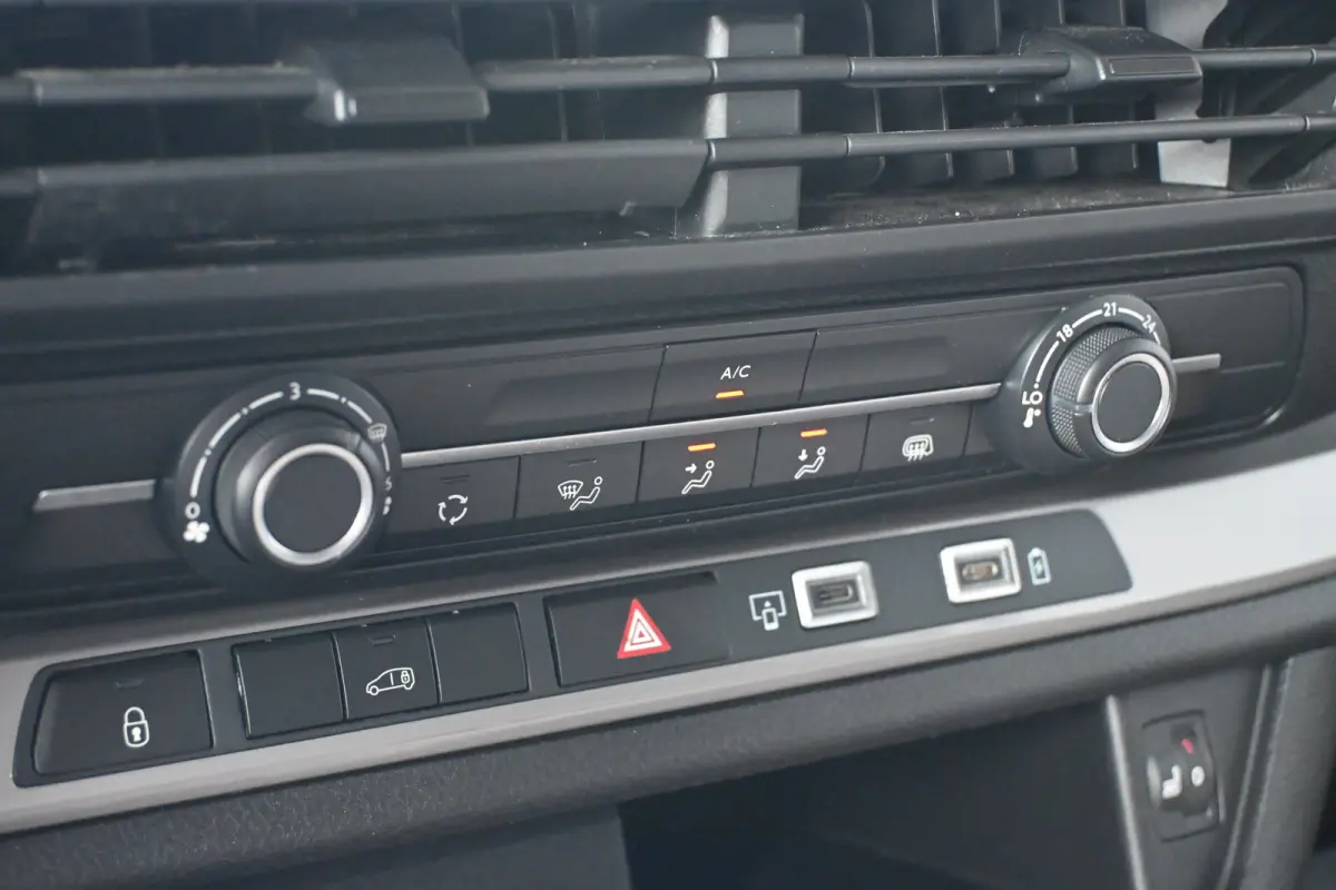 2.0D L2 180PK Automaat | Adaptive Cruise | Betimmering | Stuurverwarming | Navigatie | Apple carplay & Android auto |