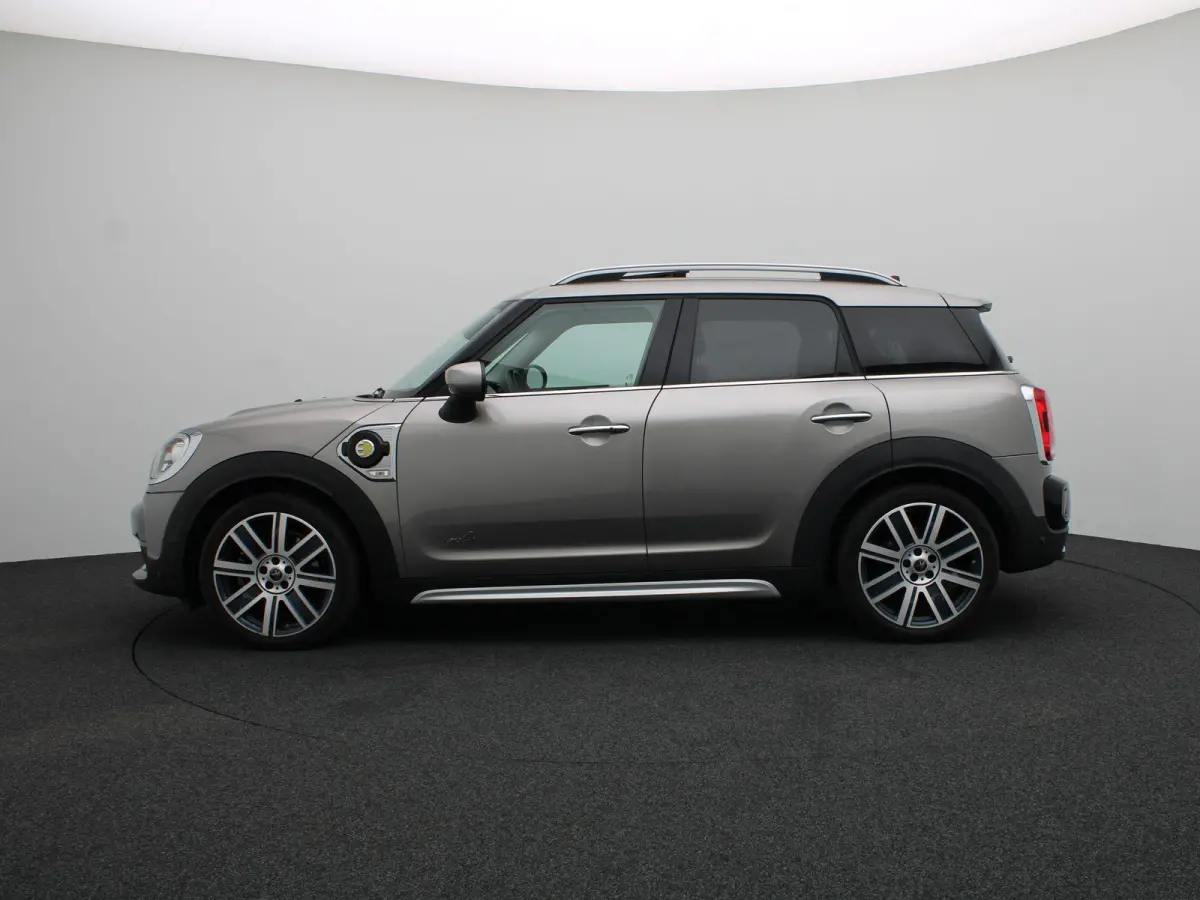 Cooper ALL4 Chili + Comfort Access + Achteruitrijcamera + Panoramadak + LED + Driving Assistant + Harman Kardon + Head Up Display + 19''