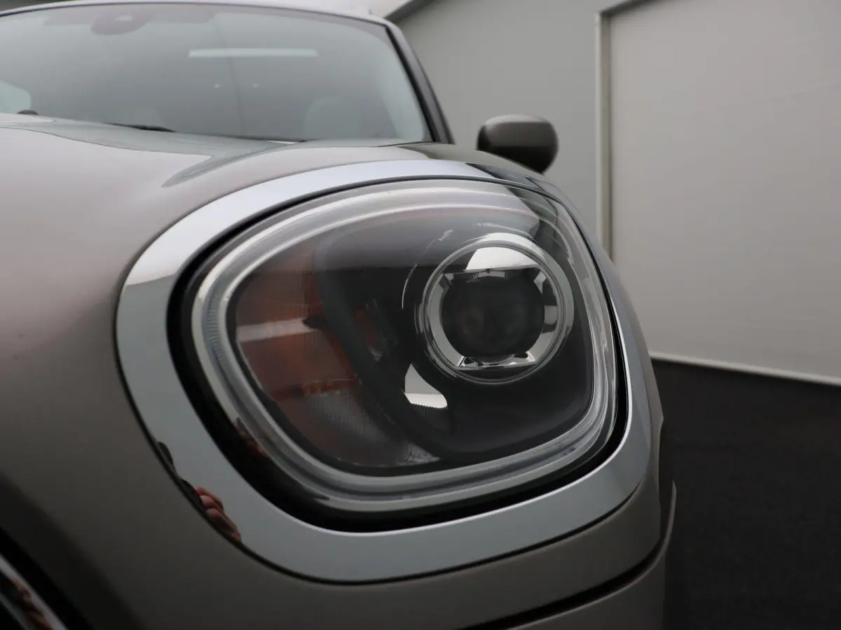 Cooper ALL4 Chili + Comfort Access + Achteruitrijcamera + Panoramadak + LED + Driving Assistant + Harman Kardon + Head Up Display + 19''