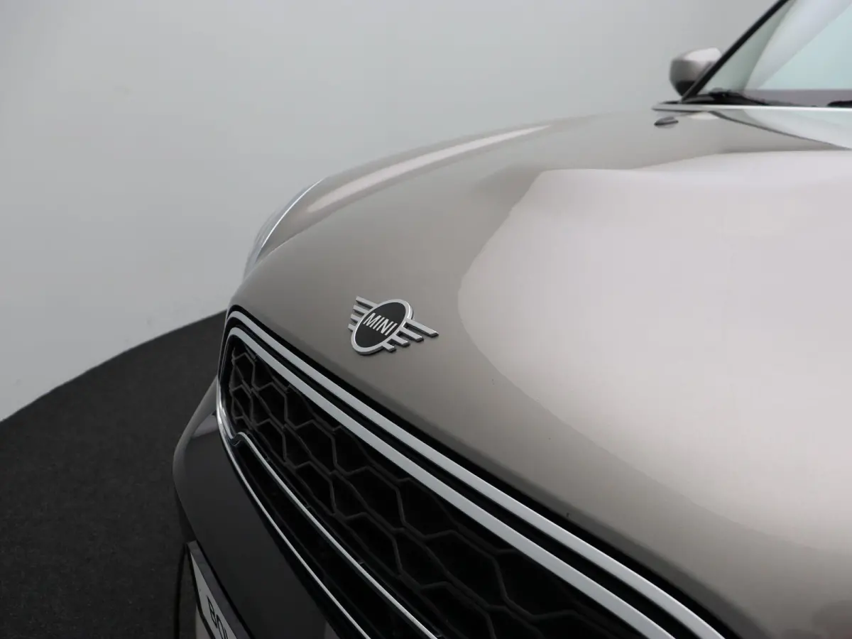 Cooper ALL4 Chili + Comfort Access + Achteruitrijcamera + Panoramadak + LED + Driving Assistant + Harman Kardon + Head Up Display + 19''