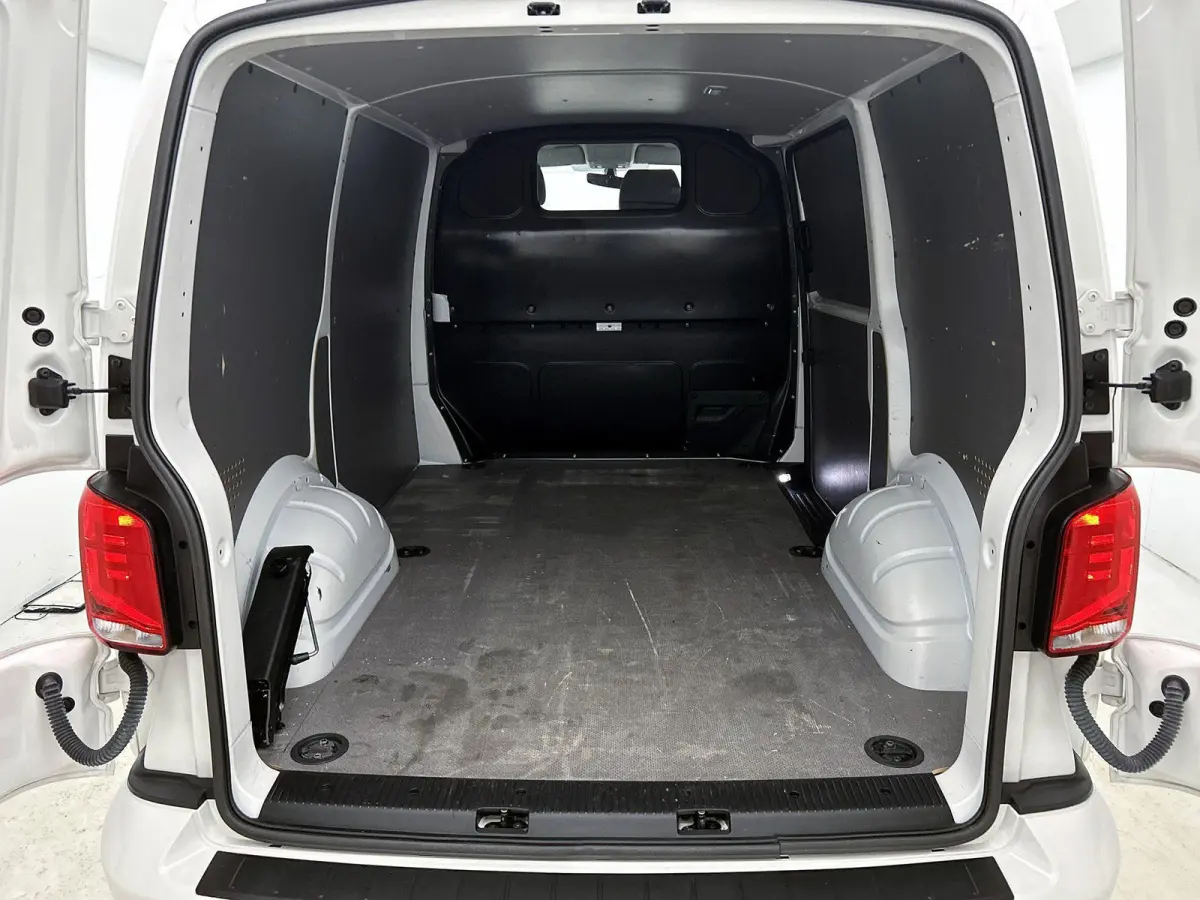2.0 TDI L1H1 150 PK Automaat | Radio | Camera | Bijrijdersbank | Navigatie | Adaptive cruise control | Parkeerhulp vóór en achter | Digital cockpit | App-connect |