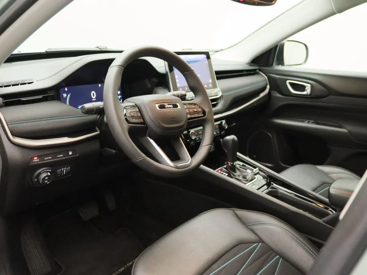 4xe 240 Plug-in Hybrid Upland | 360° Camera | Stoelverwarming | Climate control | Navigatie