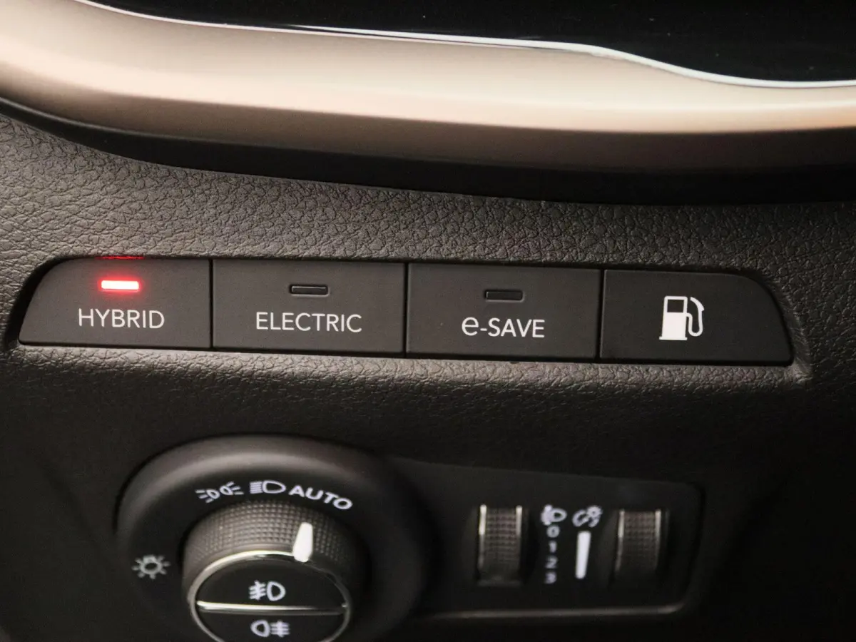 4xe 240 Plug-in Hybrid Upland | 360° Camera | Stoelverwarming | Climate control | Navigatie